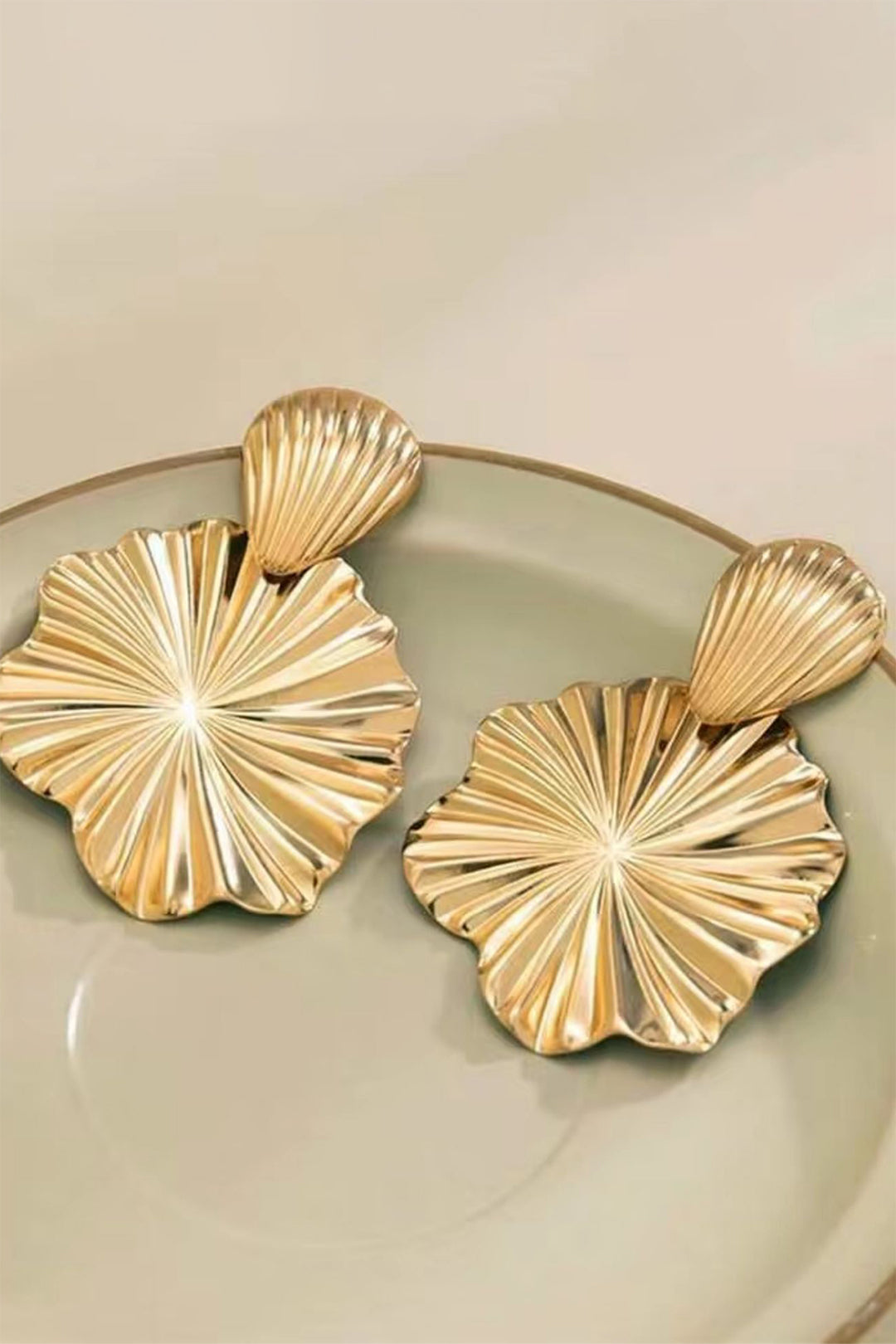 Metal Shell Ruffle Shape Earrings