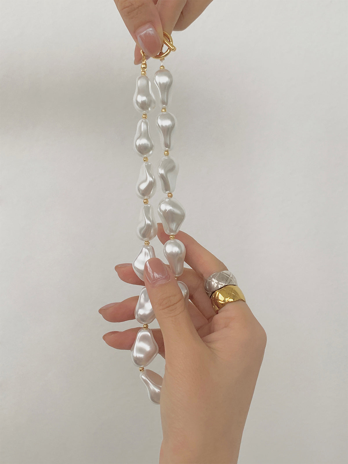 Pearl Effect Resin Necklace