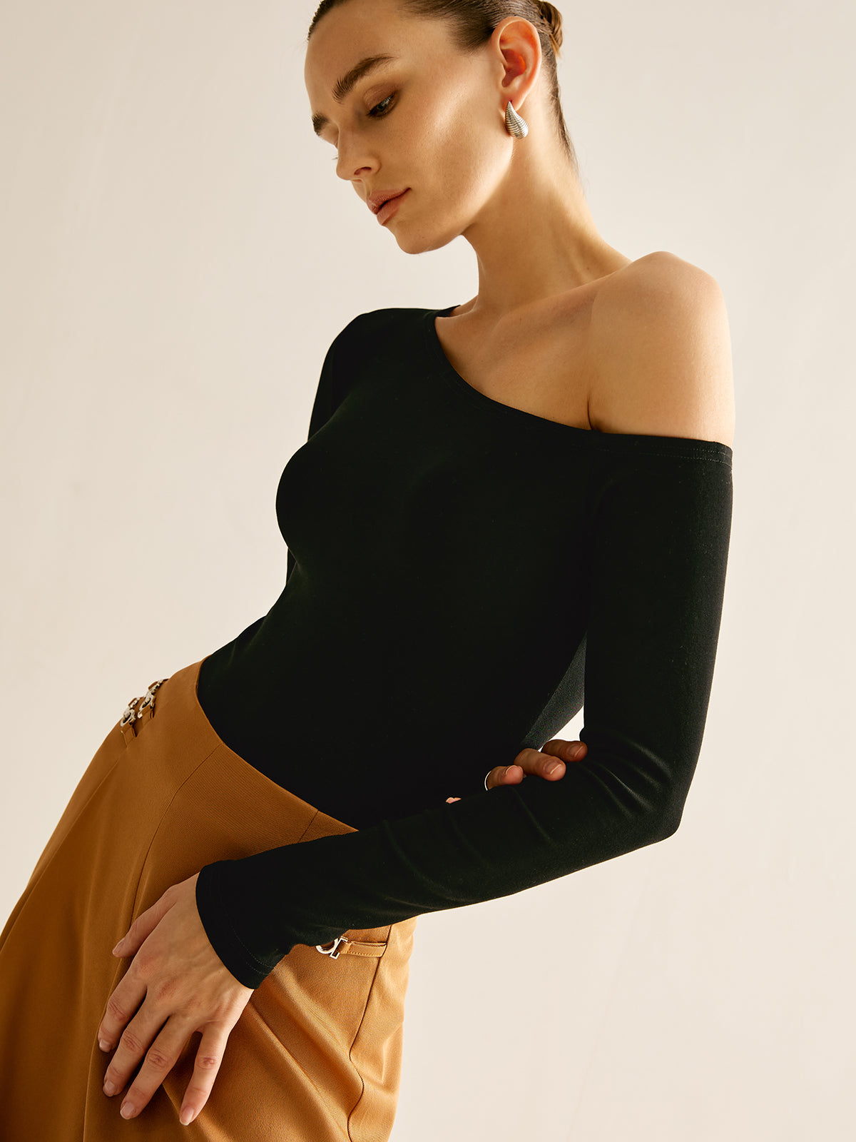 Asymmetrical Cold Shoulder Jersey T-Shirt