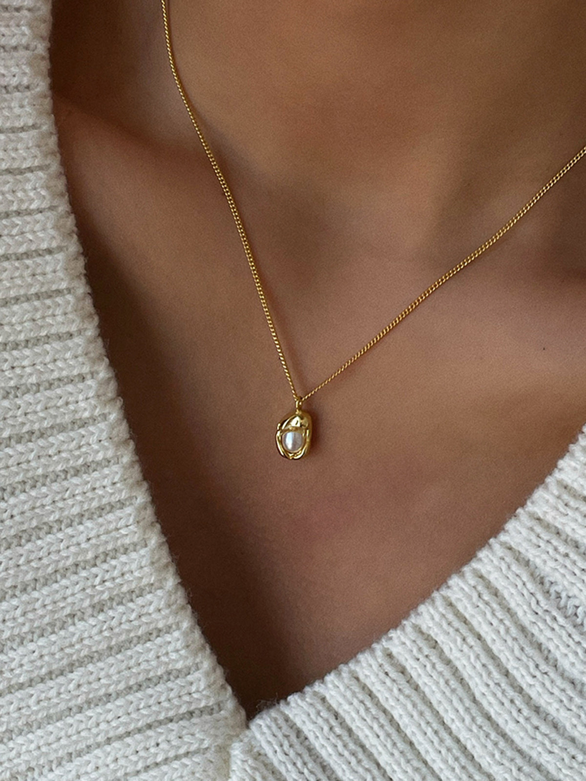 Minimalist Baroque Pearl Pendant Necklace