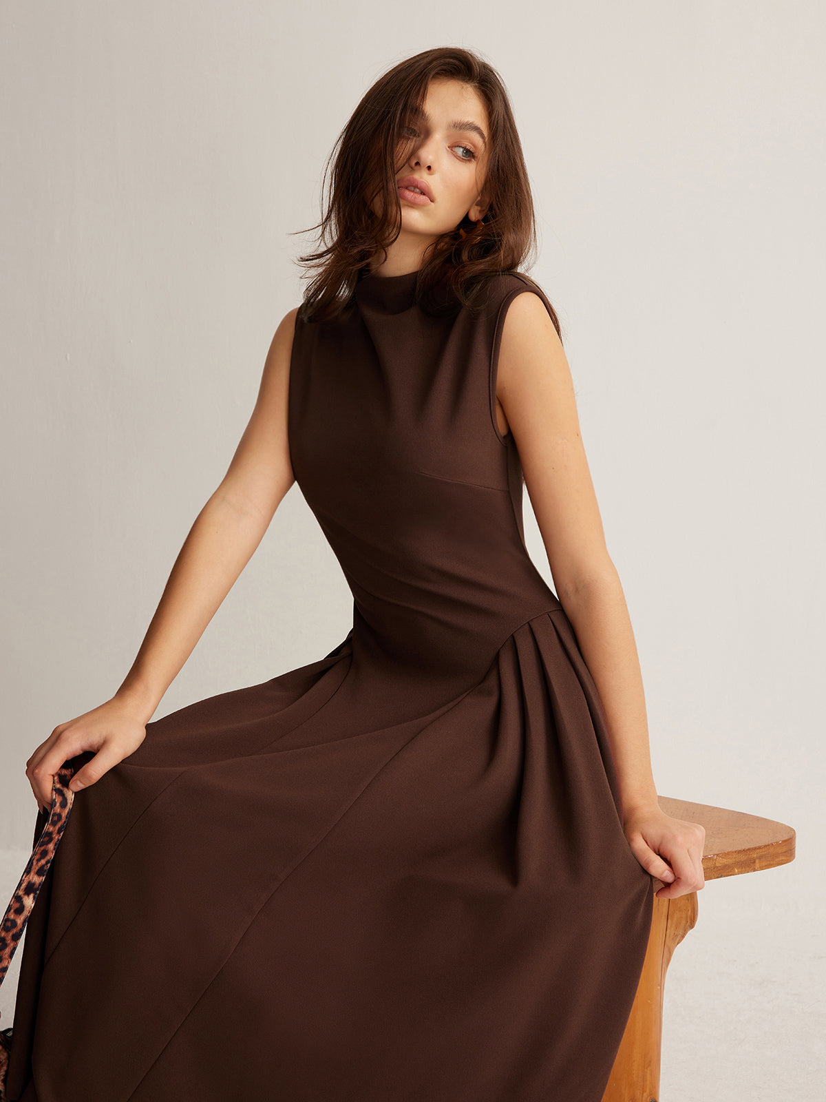 Sleeveless Pleated Pockets Dress Without Belt