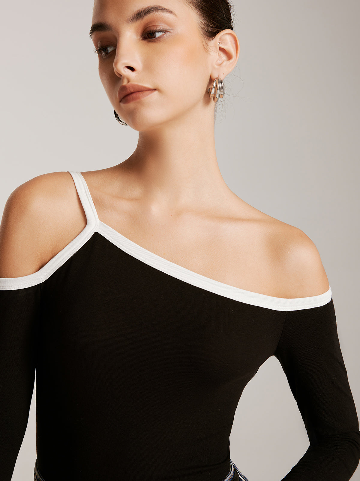 Asymmetrical Contrast Strap Slim Top