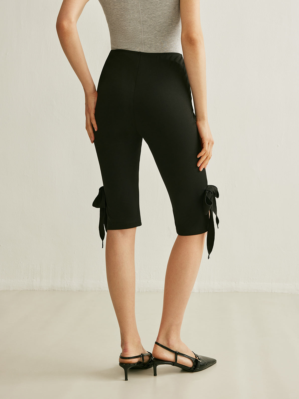 Bow Detail High-Waisted Capri Pants