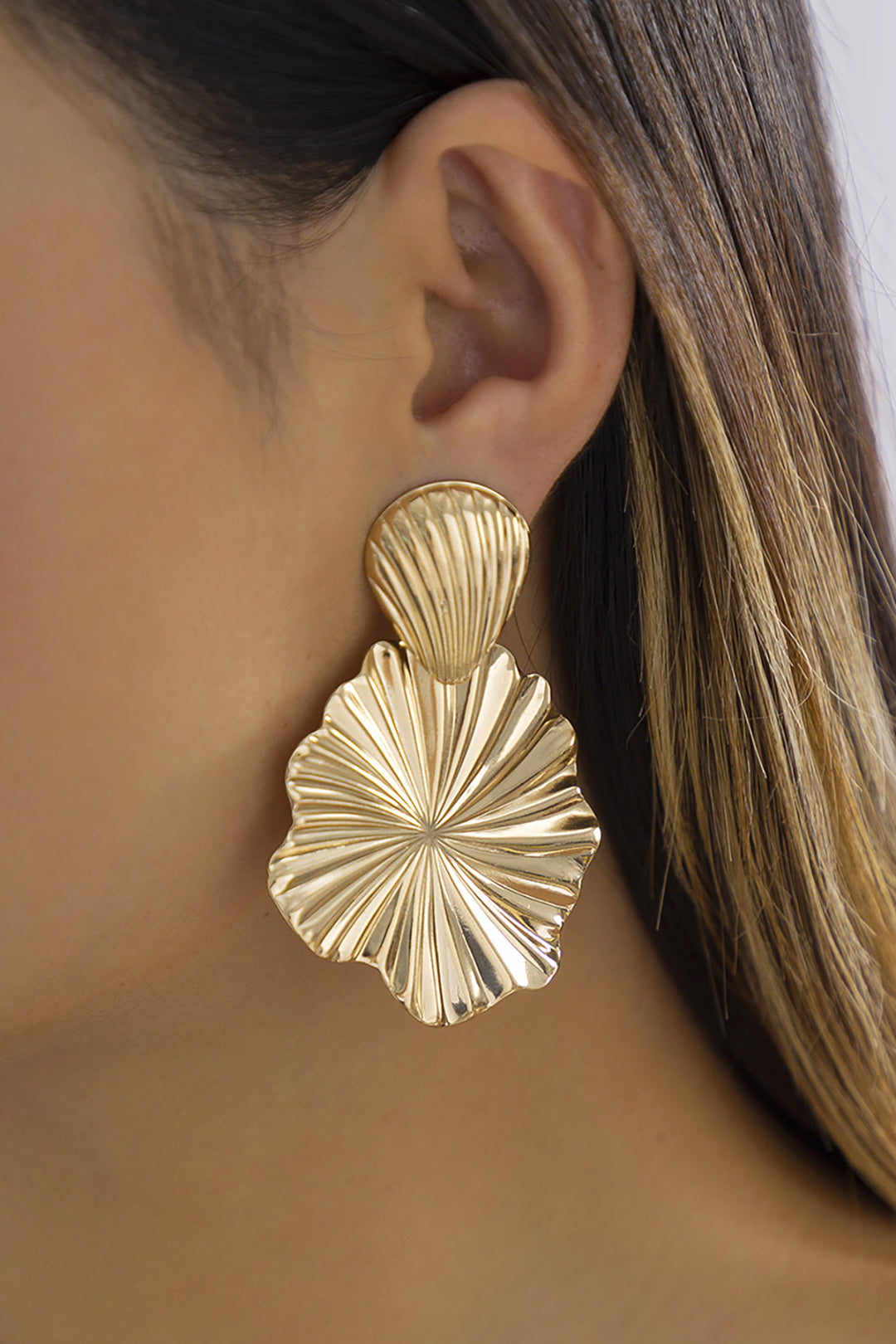 Metal Shell Ruffle Shape Earrings